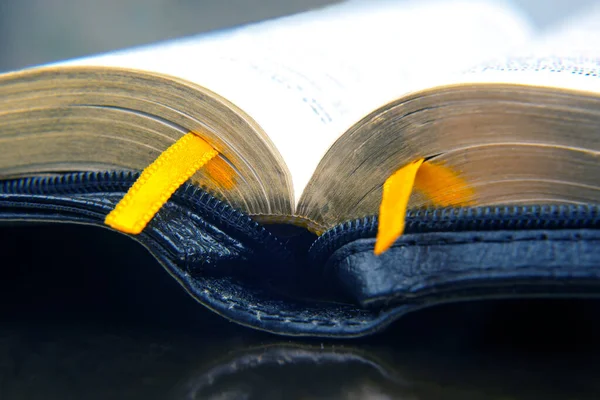 Marcador Cinta Amarilla Para Libro Abre Biblia Estudio Literatura —  Fotos de Stock