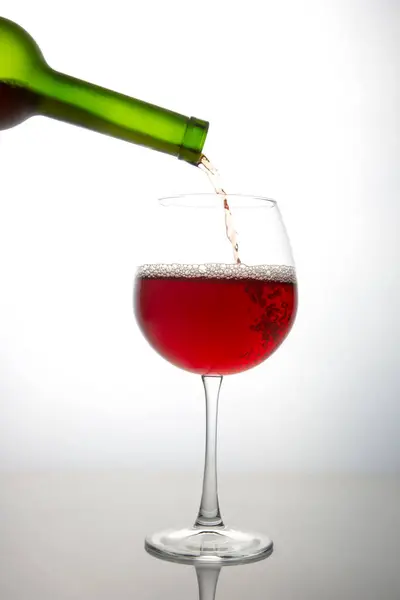 Vinho Tinto Uma Garrafa Vaza Copo Contexto Leve Alcoolismo Dependência — Fotografia de Stock