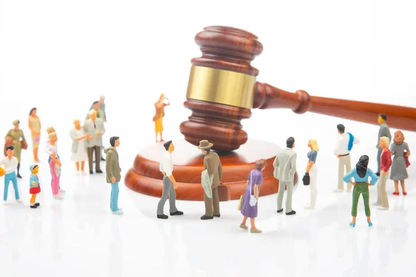 Minyatür Insanlar Hukukun Adaletin Tokmağına Yakın Bir Sürü Insan Ülkedeki — Stok fotoğraf