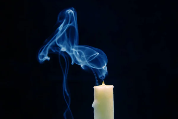 Fumo Una Candela Estinta Uno Sfondo Scuro Concetto Spiritualità Fine — Foto Stock