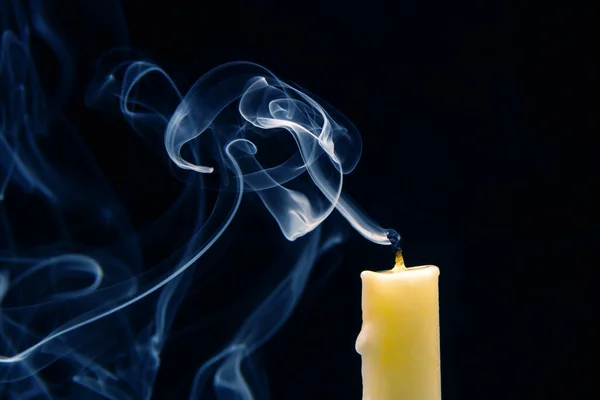 Füst Egy Eloltott Gyertyából Sötét Háttérrel Spiritualitás Fogalma Élet Vége — Stock Fotó