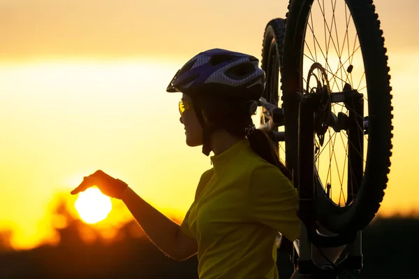 Schöne Radfahrerin Berührt Die Untergehende Sonne Mit Ihrer Hand Sport — Stockfoto