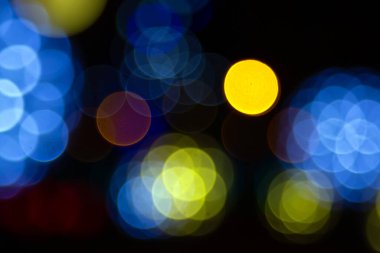 Arka plan renkli fenerlerin ve dekorasyonların soyutlanmasını bulanıklaştırdı. sokak renkli ışıkların bokeh dokusu