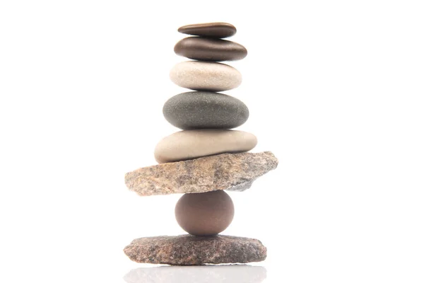 Piramis Halmozott Kövek Egy Fehér Háttér Stabilizáció Egyensúly Életben — Stock Fotó
