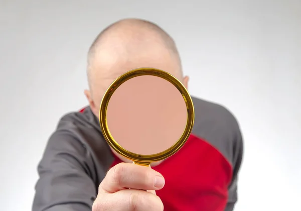 Hombre Esconde Cara Con Una Lupa Concepto Búsqueda Una Persona — Foto de Stock