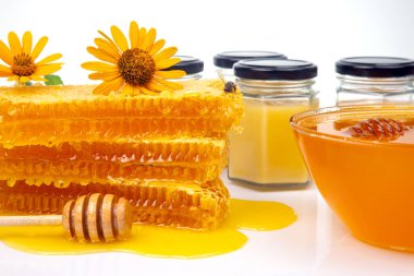 Farklı tipte ve taze çiçek rengi olan altıgen kavanozlar. Yaşam ve sağlık için vitamin gıdası