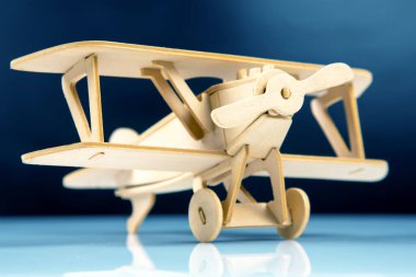 Tahta uçak modeli. Oyuncak montajı için yapıcı