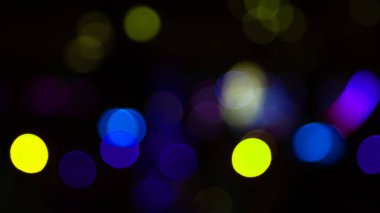 Arka plan renkli fenerlerin ve dekorasyonların soyutlanmasını bulanıklaştırdı. sokak renkli ışıkların bokeh dokusu