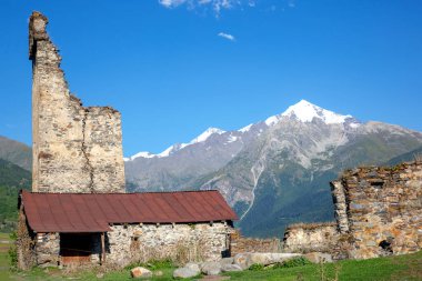 Gürcistan 'da eski Svan kuleleri olan bir köy manzarası. dağlarda dolaşmak