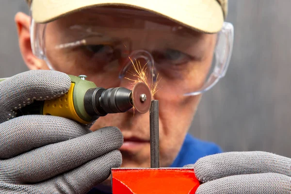 Male Locksmith Worker Processes Metal Engraving Drill — Stock Photo, Image