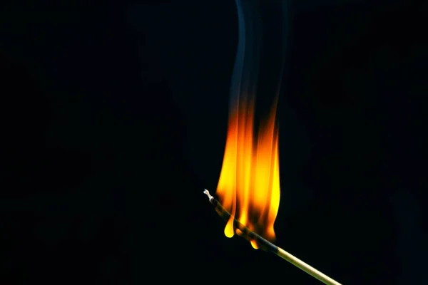 Égő Egyezés Egy Sötét Háttérrel Közelkép Égő Tűz — Stock Fotó