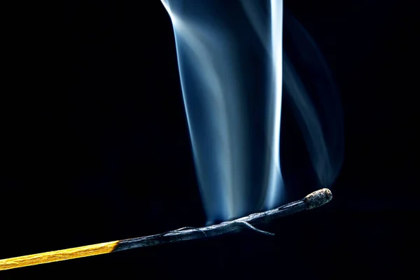 Extinto Fumado Fósforo Madera Sobre Fondo Oscuro Primer Plano Humo —  Fotos de Stock