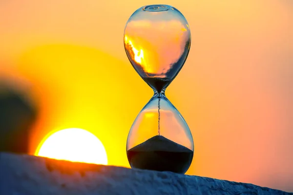 Gün Batımının Arka Planında Kum Saati Hayattaki Zamanın Değeri Sonsuzluk — Stok fotoğraf