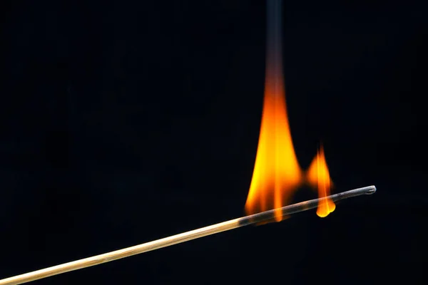 Madera Ardiendo Coincide Sobre Fondo Oscuro Cerca Fuego Ardiente Del —  Fotos de Stock