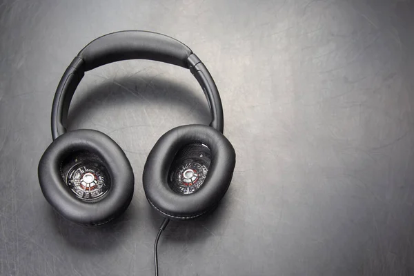 Koptelefoon Voor Het Luisteren Naar Muziek Donkere Achtergrond — Stockfoto
