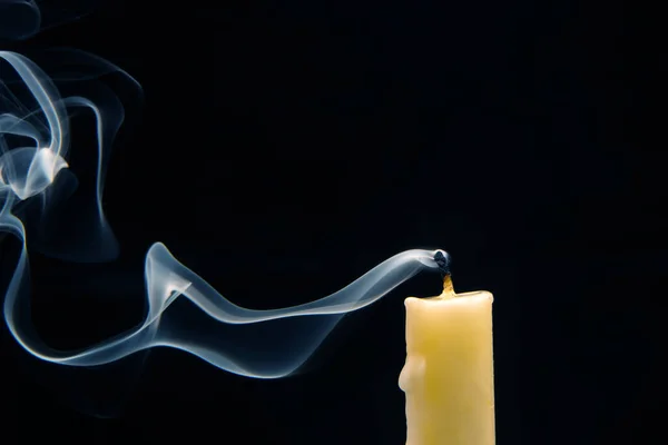 在黑暗的背景上从熄灭的蜡烛中冒出的烟 灵性的概念和生命的终结 图库图片