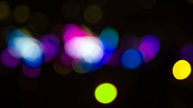 Arka plan renkli fenerlerin ve dekorasyonların soyutlanmasını bulanıklaştırdı. sokak renkli ışıkların bokeh dokusu