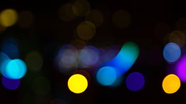 Arka plan renkli fenerlerin ve dekorasyonların soyutlanmasını bulanıklaştırdı. sokak renkli ışıkların bokeh dokusu