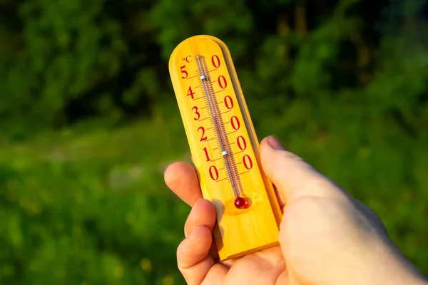 Θερμόμετρο Που Δείχνει Θερμοκρασία Του Αέρα Κατά Διάρκεια Θερμής Καλοκαιρινής — Φωτογραφία Αρχείου