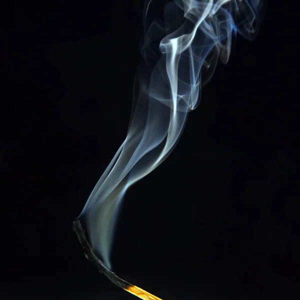 Вымершие Дымящиеся Деревянные Спички Темном Фоне Крупным Планом Дым Горящего — стоковое фото