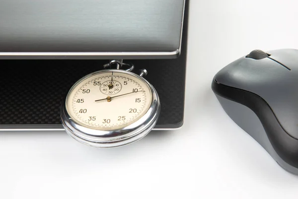 Chronomètre Ordinateur Portable Avec Une Souris Sur Fond Blanc Contrôle — Photo