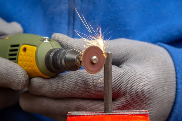 工人用雕刻机对金属进行近距离加工 挖掘机雕刻电动工具的工作 工业金属加工 — 图库照片