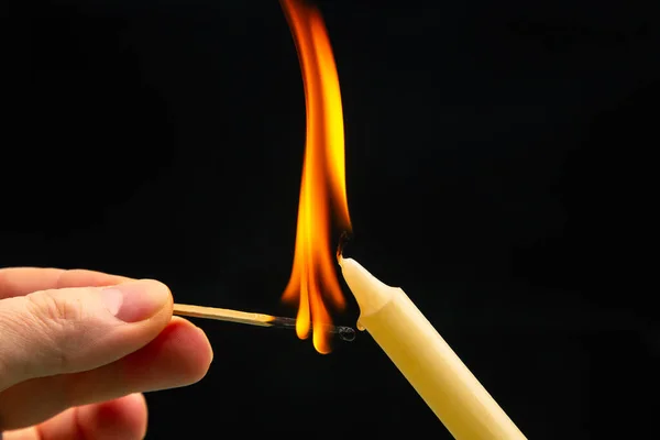 Zapalování Svíčky Dřevěnou Zápalkou Tmavém Pozadí Hořící Oheň Svíčky — Stock fotografie