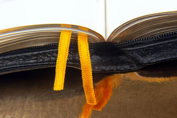 Žlutá Stuha Záložka Pro Knihu Otevřít Bibli Studium Literatury — Stock fotografie