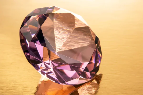 Facettierter Großer Diamant Geometrisches Objekt Luxus Und Reichtum — Stockfoto