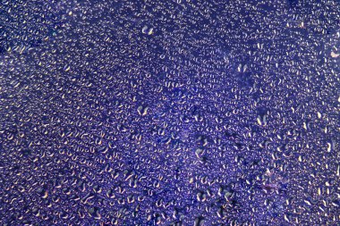 Renkli arka planda bir damla su. Soyut doku