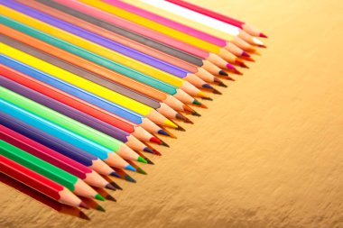 Renkli kalem. Çizim için renkli kalemler. Çizimin sanatsal yaratıcılığı