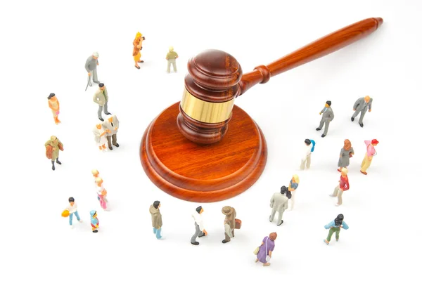 Miniatuur Mensen Veel Mensen Buurt Van Hamer Van Recht Gerechtigheid — Stockfoto