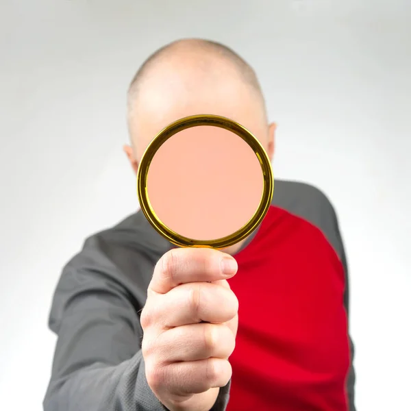 Hombre Esconde Cara Con Una Lupa Concepto Búsqueda Una Persona — Foto de Stock