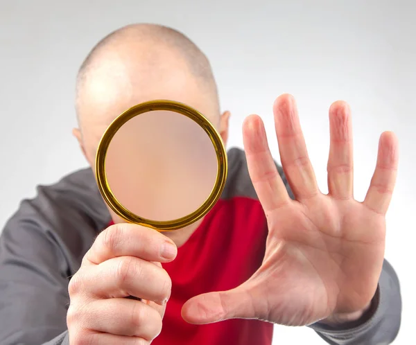 Άνθρωπος Κρύβει Πρόσωπό Του Μεγεθυντικό Φακό Έννοια Της Αναζήτησης Ενός — Φωτογραφία Αρχείου