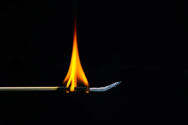 Сожжение Дерева Тёмном Фоне Крупным Планом Пламя Горящего Дерева — стоковое фото