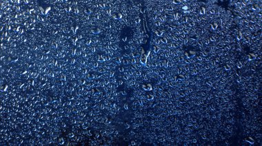 Renkli arka planda bir damla su. Soyut doku