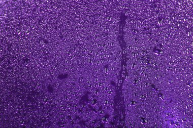 Renkli arka planda bir damla su. Soyut doku