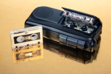 Mikro kasetli ses kaydedici. Ses ve gazetecilikle çalışmak için bir cihaz. analog ses kaydı.