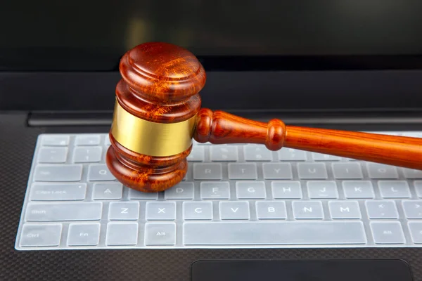 ラップトップのキーボードの背景に法律と正義のギャベル — ストック写真