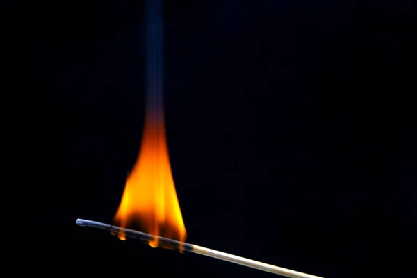 燃烧的木柴匹配在黑暗的背景特写 燃烧的树火 — 图库照片