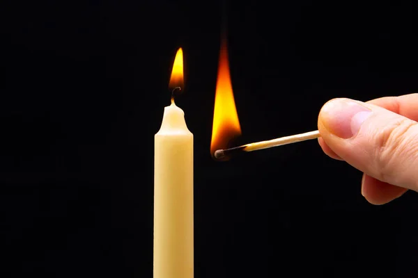 Zapalování Svíčky Dřevěnou Zápalkou Tmavém Pozadí Hořící Oheň Svíčky — Stock fotografie