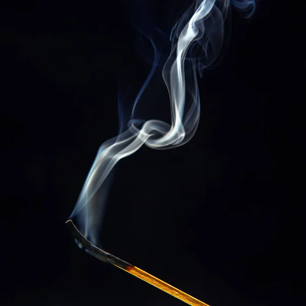 Corrispondenza Legno Estinto Fumante Sfondo Scuro Primo Piano Fumo Albero — Foto Stock