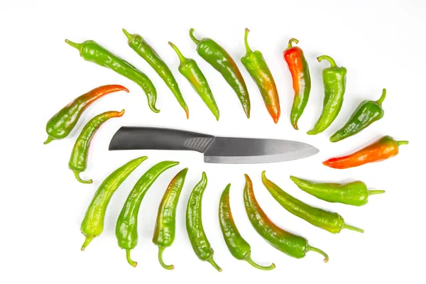 Beyaz Arka Planda Seramik Bıçak Yeşil Acı Biber Yemek Için — Stok fotoğraf