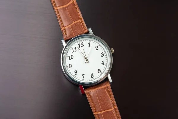Pols Mechanisch Horloge Een Donkere Achtergrond — Stockfoto