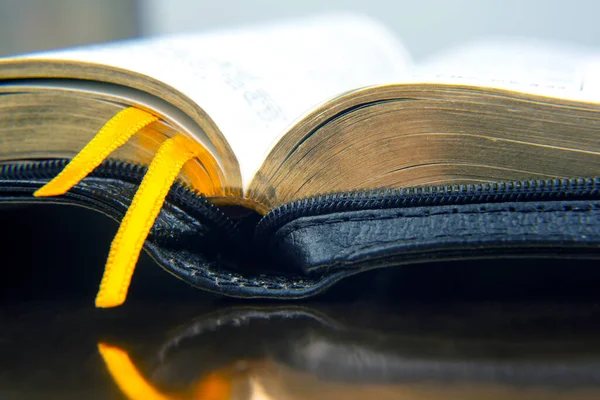 书的黄色色带书签 打开圣经 文学研究 — 图库照片