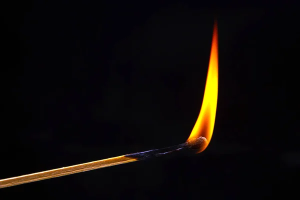 Madera Ardiendo Coincide Sobre Fondo Oscuro Cerca Fuego Ardiente Del —  Fotos de Stock