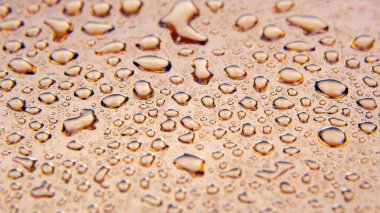 Renkli arka planda bir damla su. Soyut doku