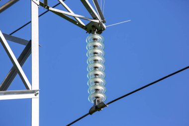 Elektrik gerilim kablolarına sahip yüksek voltaj kulesi bulutların arka planına yakın çekim izole eder. Enerji endüstrisi.
