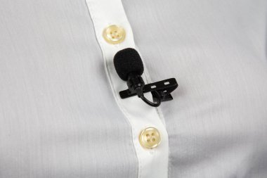 Gömlekteki ses kaydı için lavalier mikrofon. ses aygıtı teknolojisi. kablolar küçük mikrofon