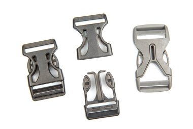 Beyaz arka planda sırt çantaları, çantalar, naylon kemerler için hızlı plastik klips. giysi ve turizm ekipmanları için eşyalar ve aksesuarlar